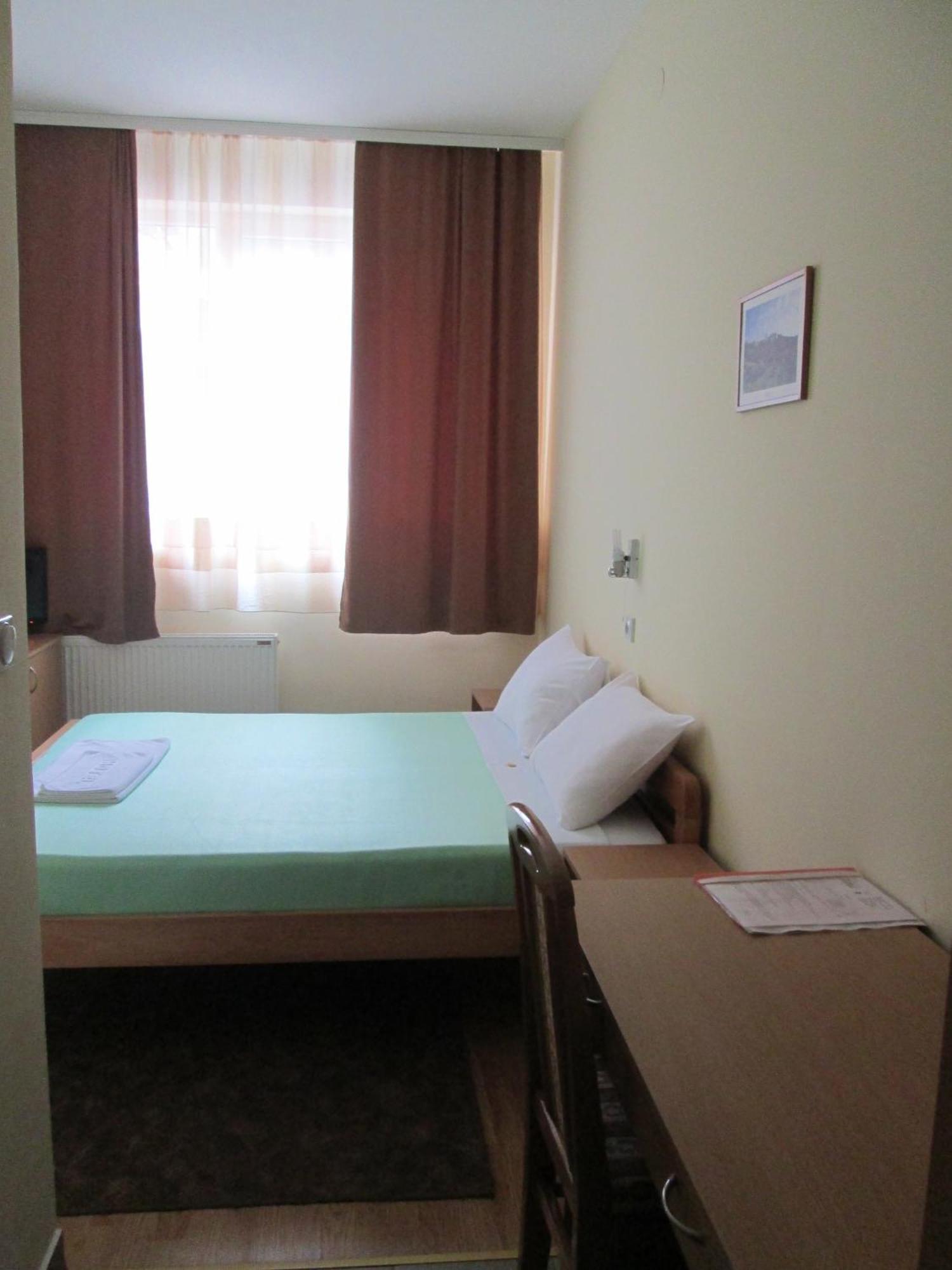 Garni Hotel Alma Pirot Habitación foto